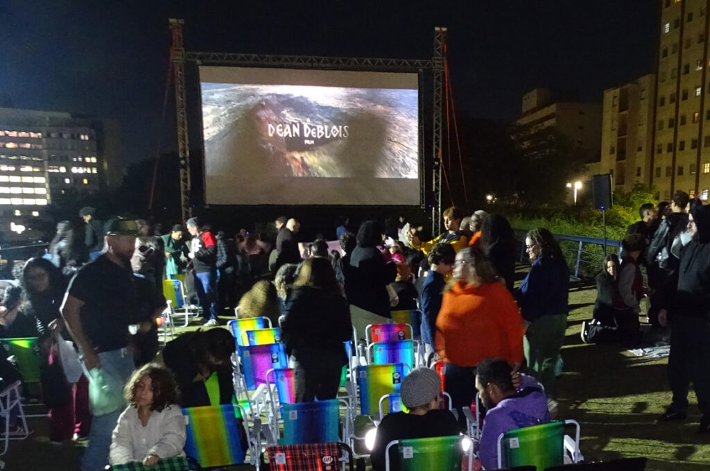 Noite de romance e aventura no Jardim Suspenso do CCSP
