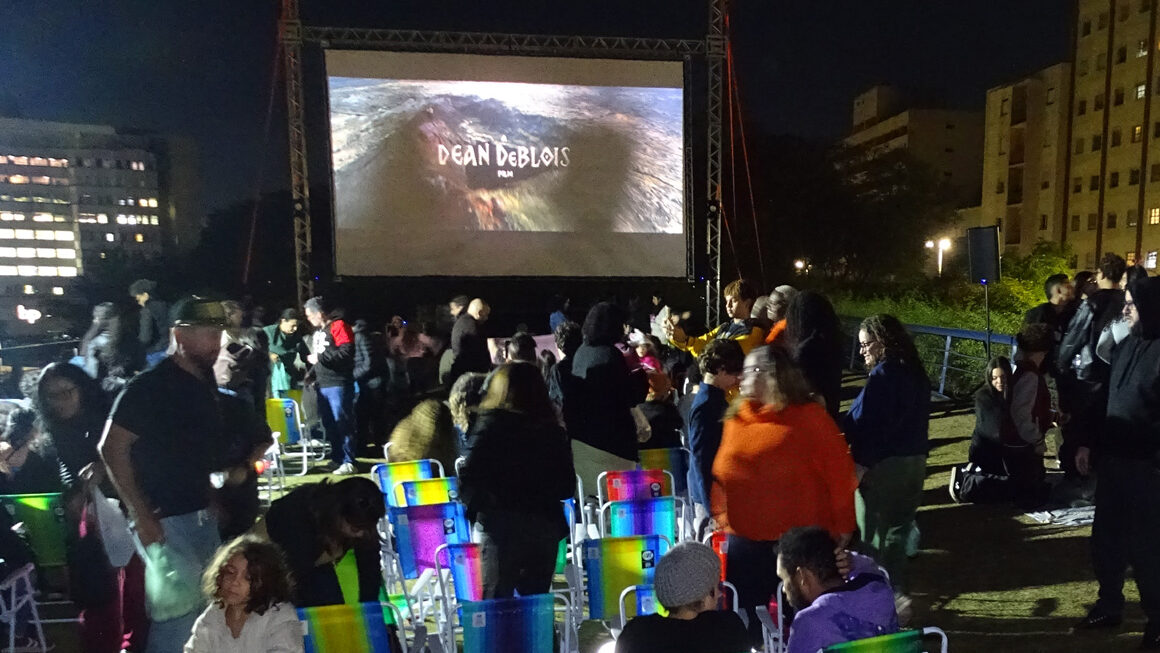 Noite de romance e aventura no Jardim Suspenso do CCSP