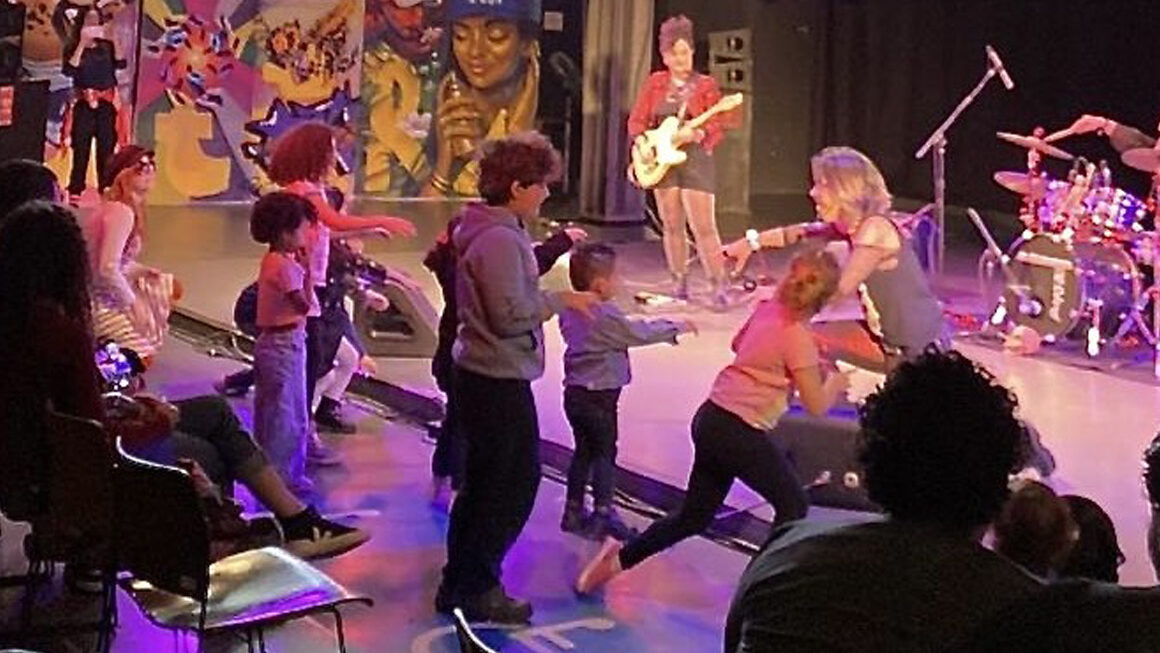 Show de Rock leva descobertas sonoras e afetivas às crianças