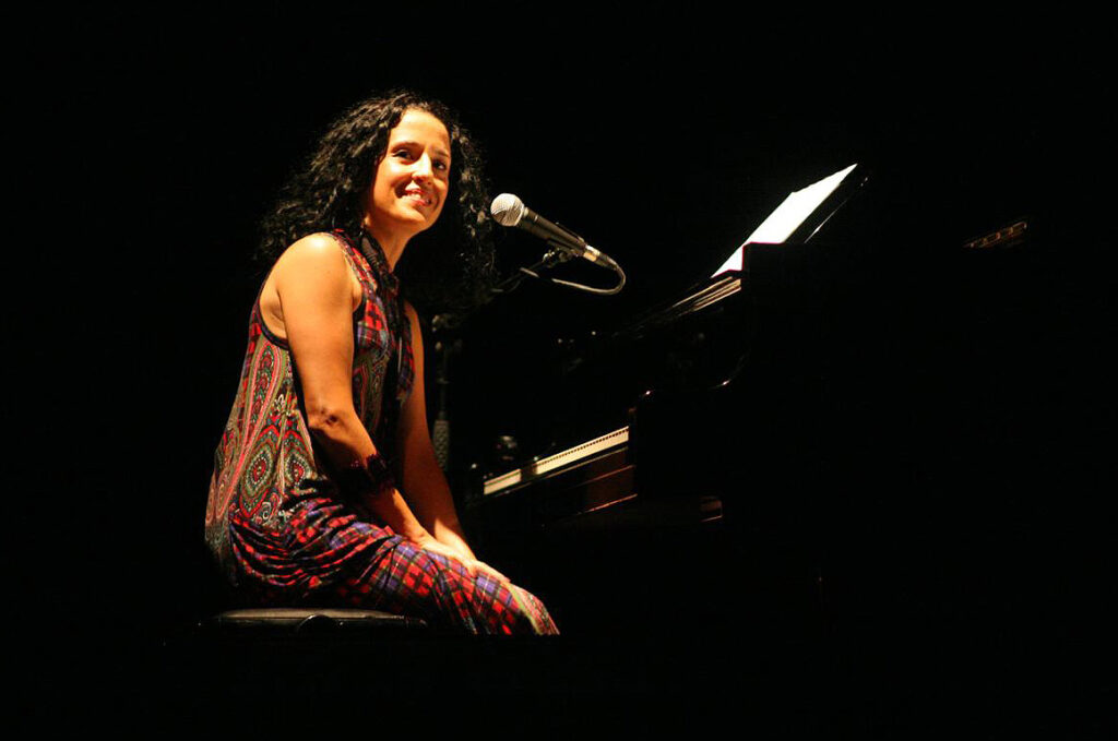 Piano na Praça: Fernanda Porto apresenta Alma Acústica