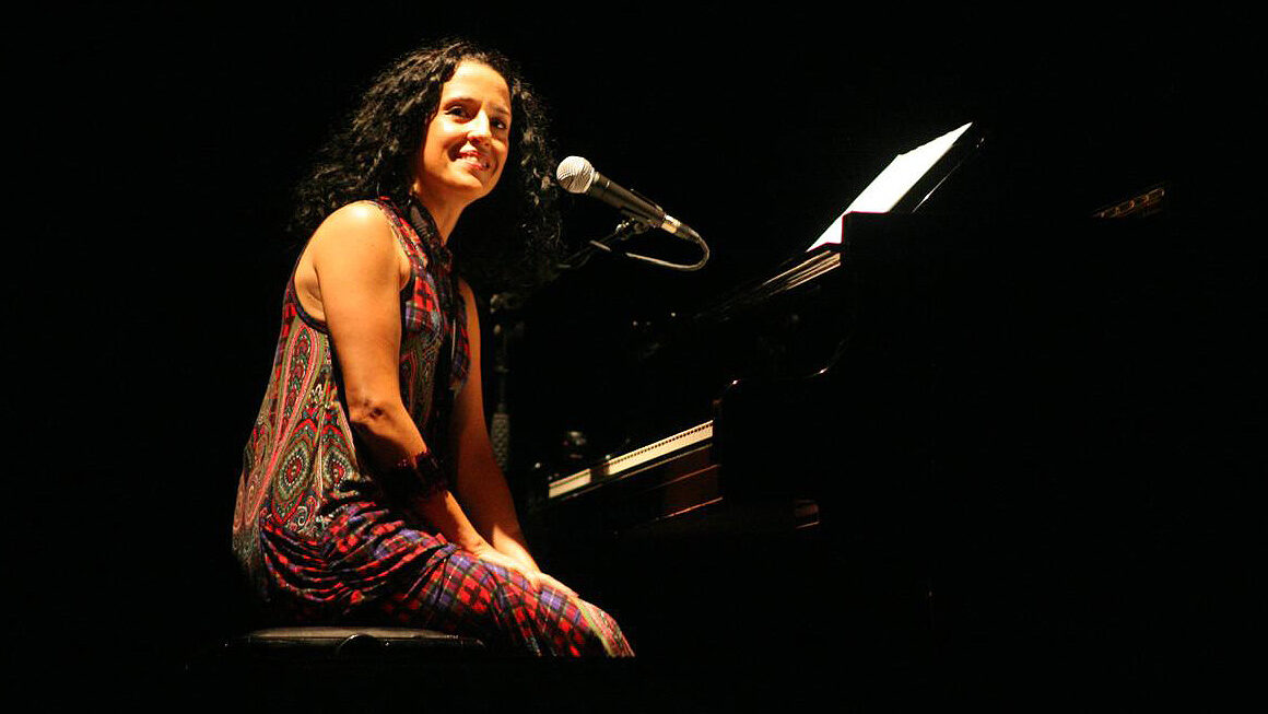 Piano na Praça: Fernanda Porto apresenta Alma Acústica