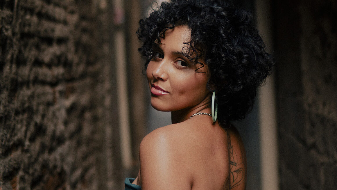 Nina Oliveira apresenta “Tocou um forró”