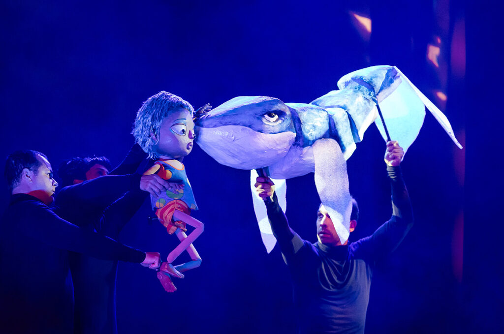 Azul com: Artesanal Cia. de Teatro