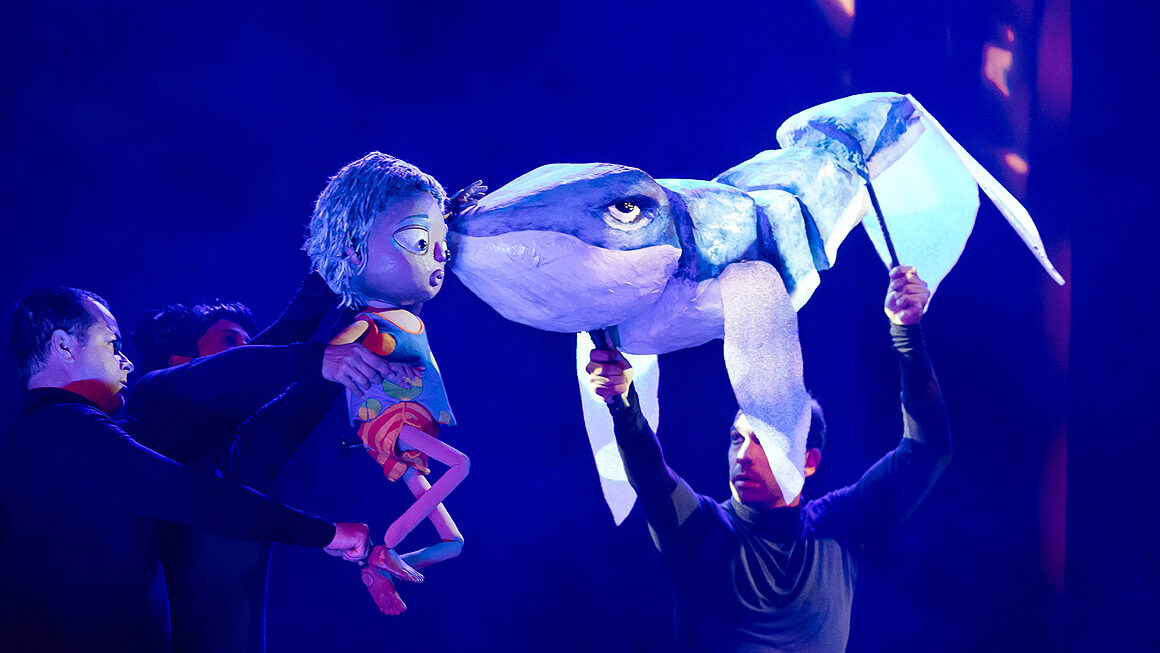 Azul com: Artesanal Cia. de Teatro