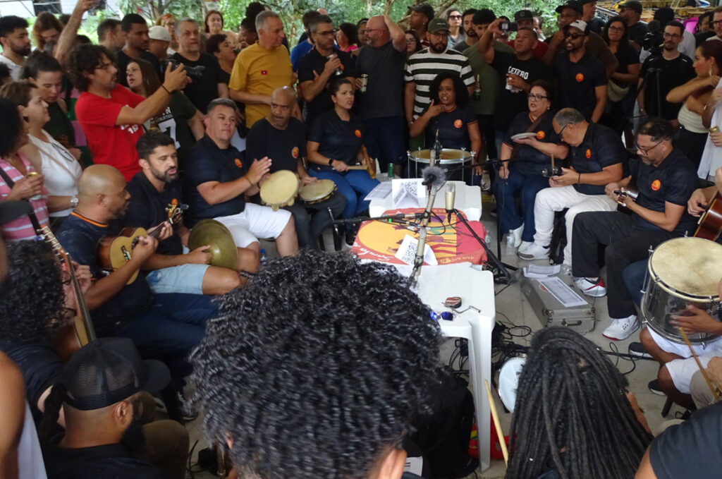 Público ignora a chuva e cai na Bienal do Samba no CCSP