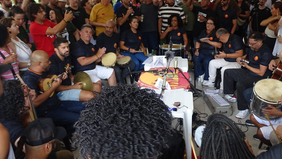 Público ignora a chuva e cai na Bienal do Samba no CCSP