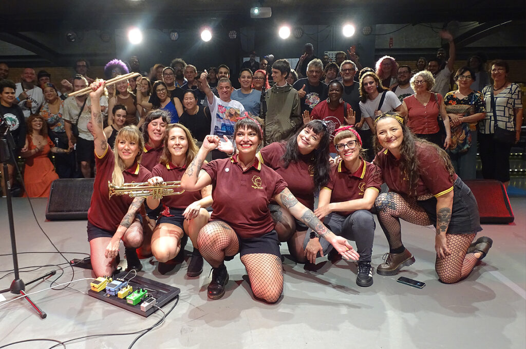 Maga Rude esbanja SKA e simpatia na Adoniran Barbosa