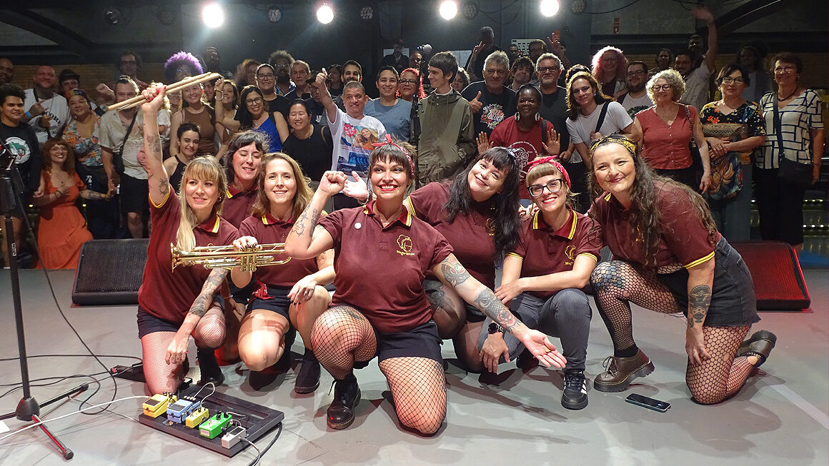 Maga Rude esbanja SKA e simpatia na Adoniran Barbosa