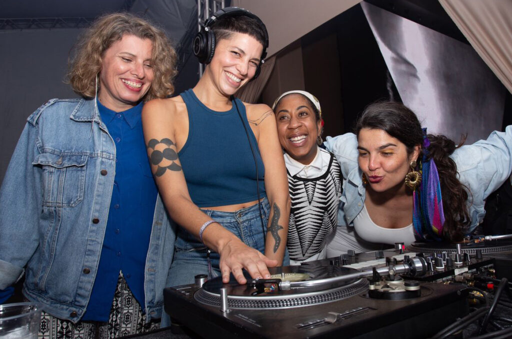 Coletiva Cesta de Versões