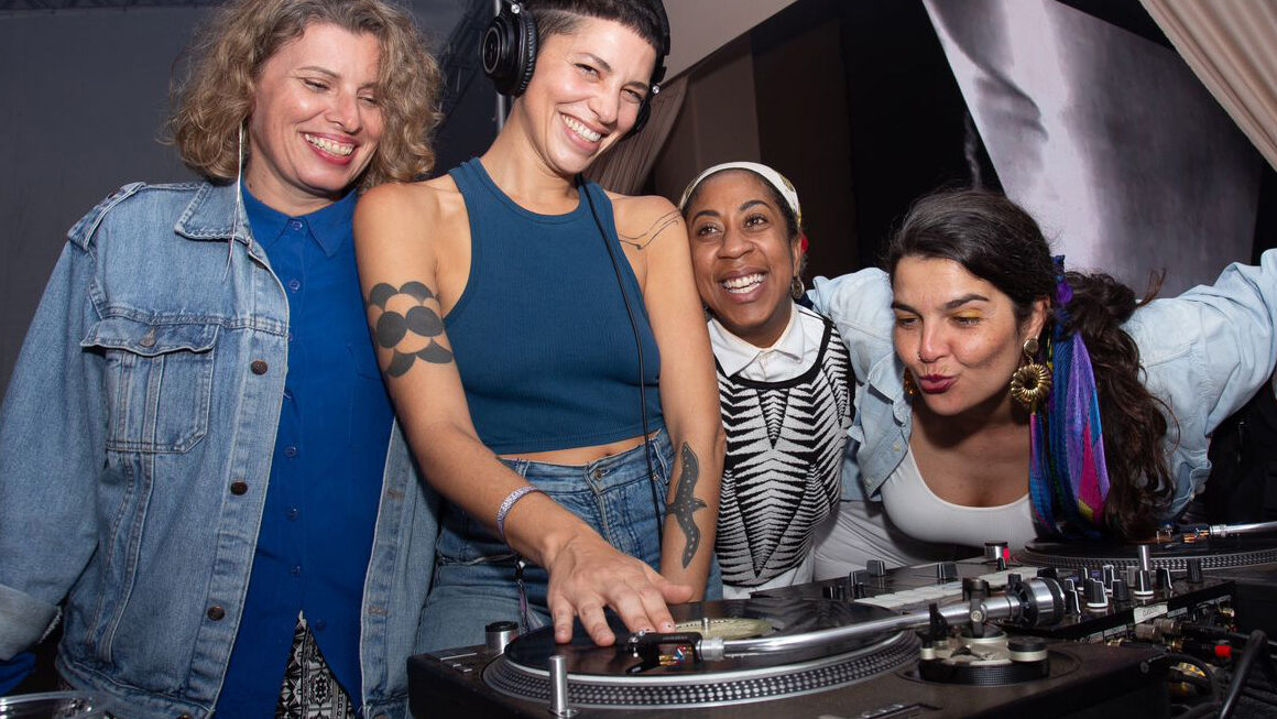 Coletiva Cesta de Versões