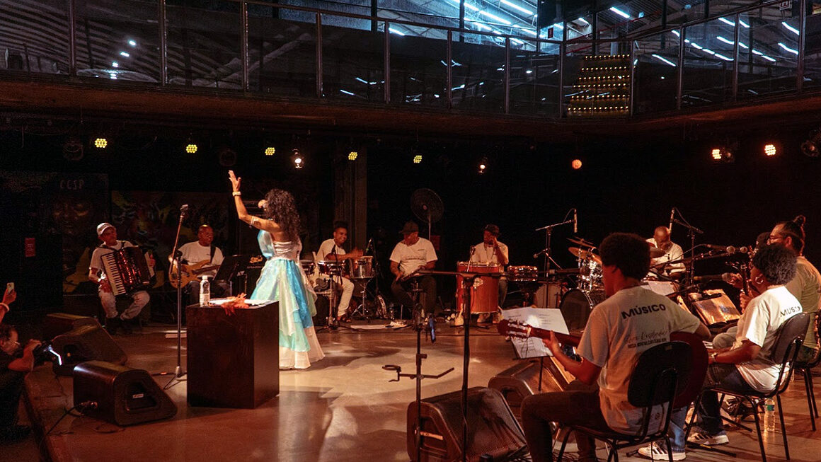 Rosa Morena homenageia o samba de Clara Nunes no Show Resplandecer