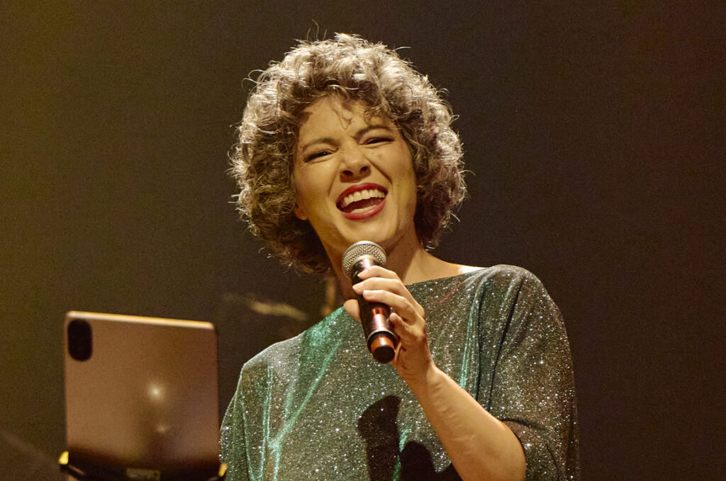 Lilian Menezes Canta Elis