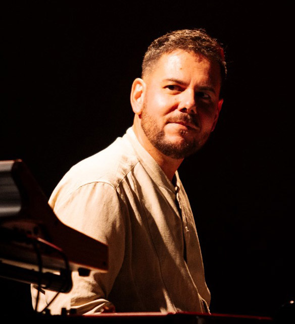 Piano na praça com Alexandre Vianna - Música Para Dar Sorte