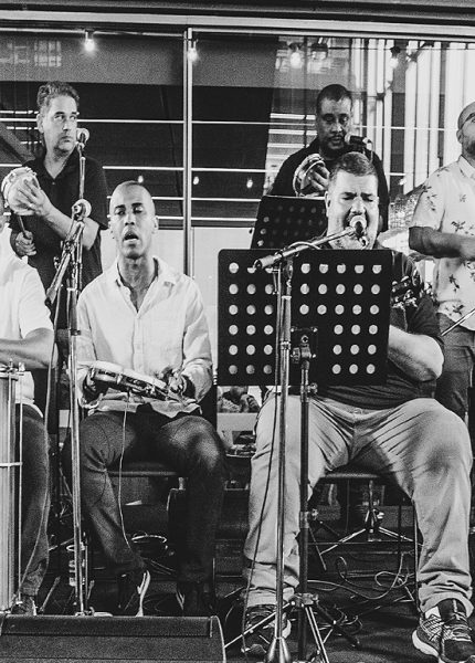 Glória ao Samba canta Cartola